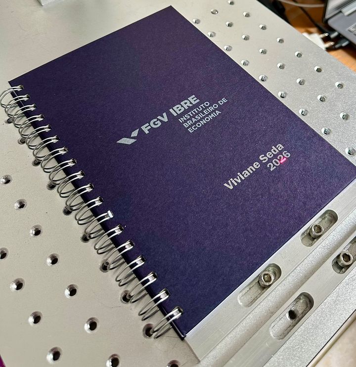 Caderno da FGV IBRE com o nome do aluno gravado na capa