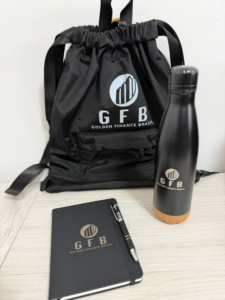 Mochila saco, garrafa e caderno com a marca GFB gravada