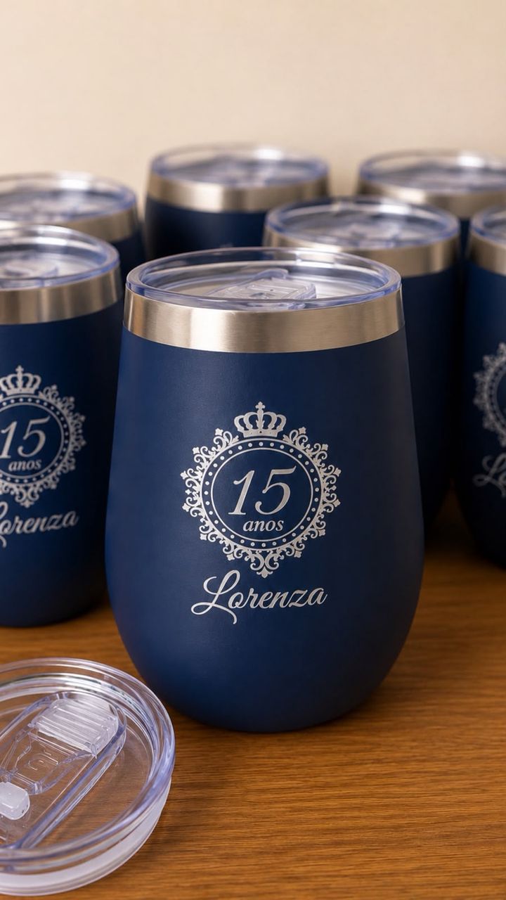 Copos térmicos azuis gravados para uma festa de 15 anos