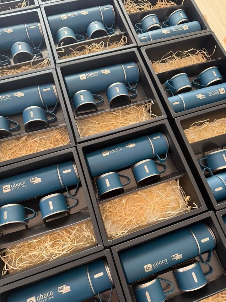 Kits corporativos montados em caixas, prontos para envio