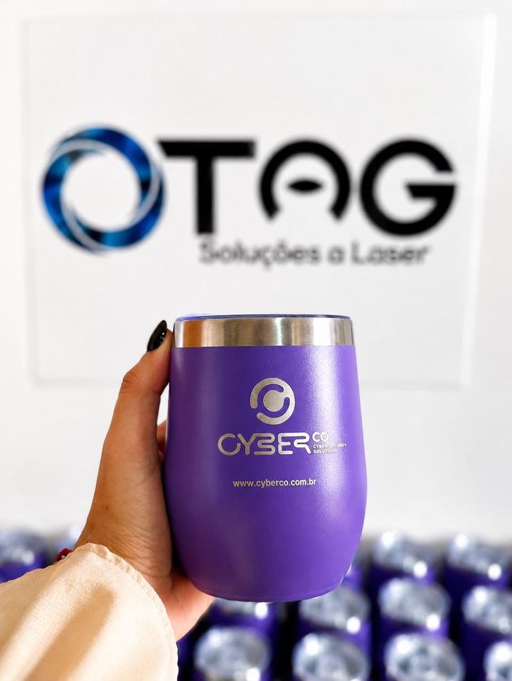 Copo térmico roxo com a marca Cyberse gravada