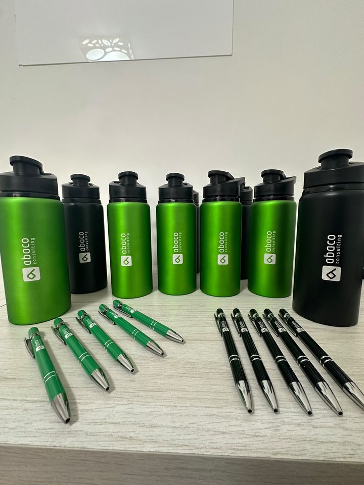 Squeezes e canetas verdes personalizados