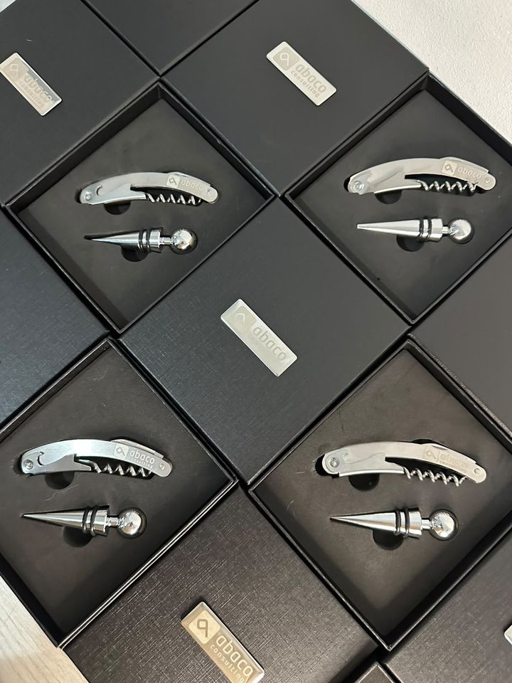 Kits saca-rolha em caixas pretas com placa gravada