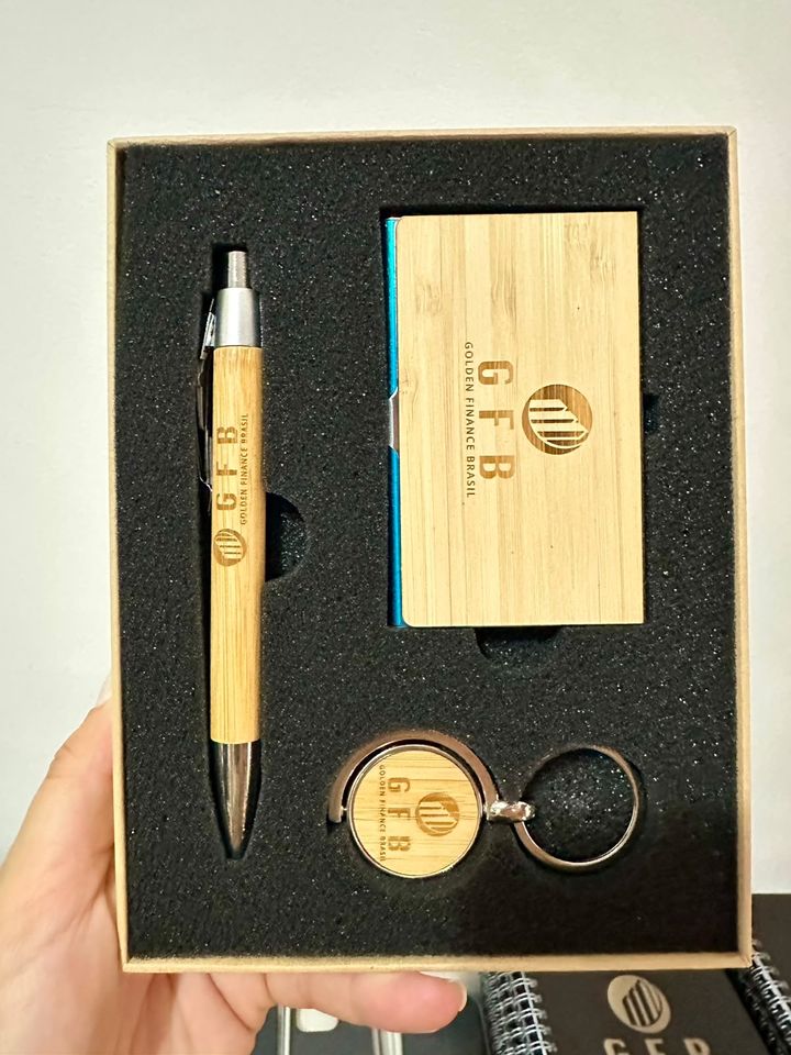 Kit executivo com caneta, cartão em bambu e chaveiro GFB