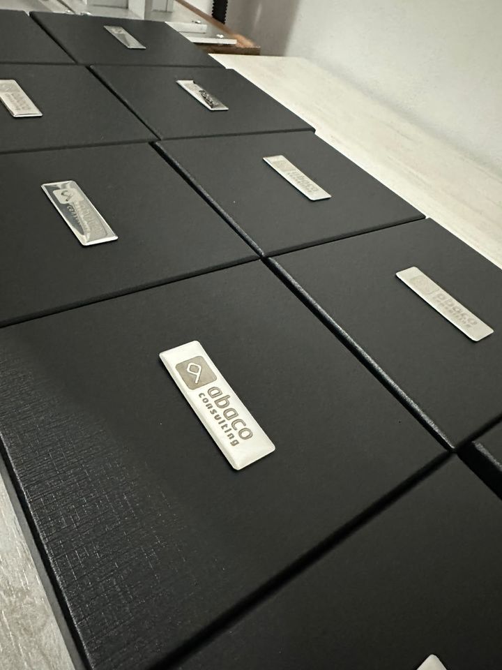 Cadernos pretos com placa metálica gravada da Ábaco