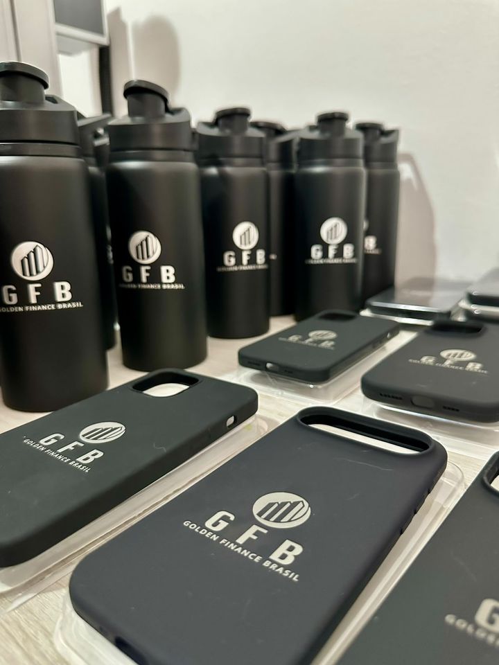 Garrafas, capas de celular e cadernos da marca GFB