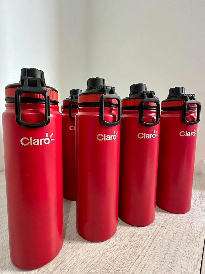 Squeezes vermelhos com a marca Claro gravada