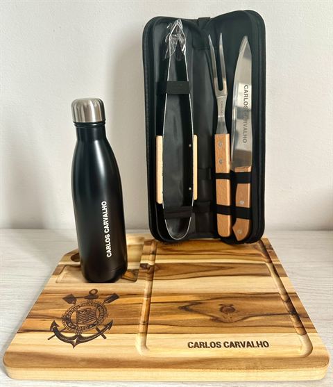 Kit churrasco personalizado: tábua de madeira, garrafa térmica e facas gravadas a laser com o nome do cliente.