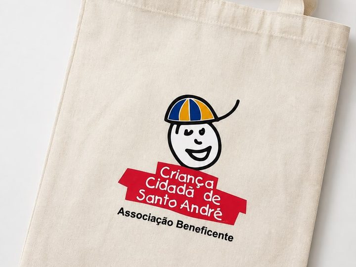 Ecobag de algodão cru com o logo colorido da Associação Beneficente Criança Cidadã de Santo André impresso na frente.